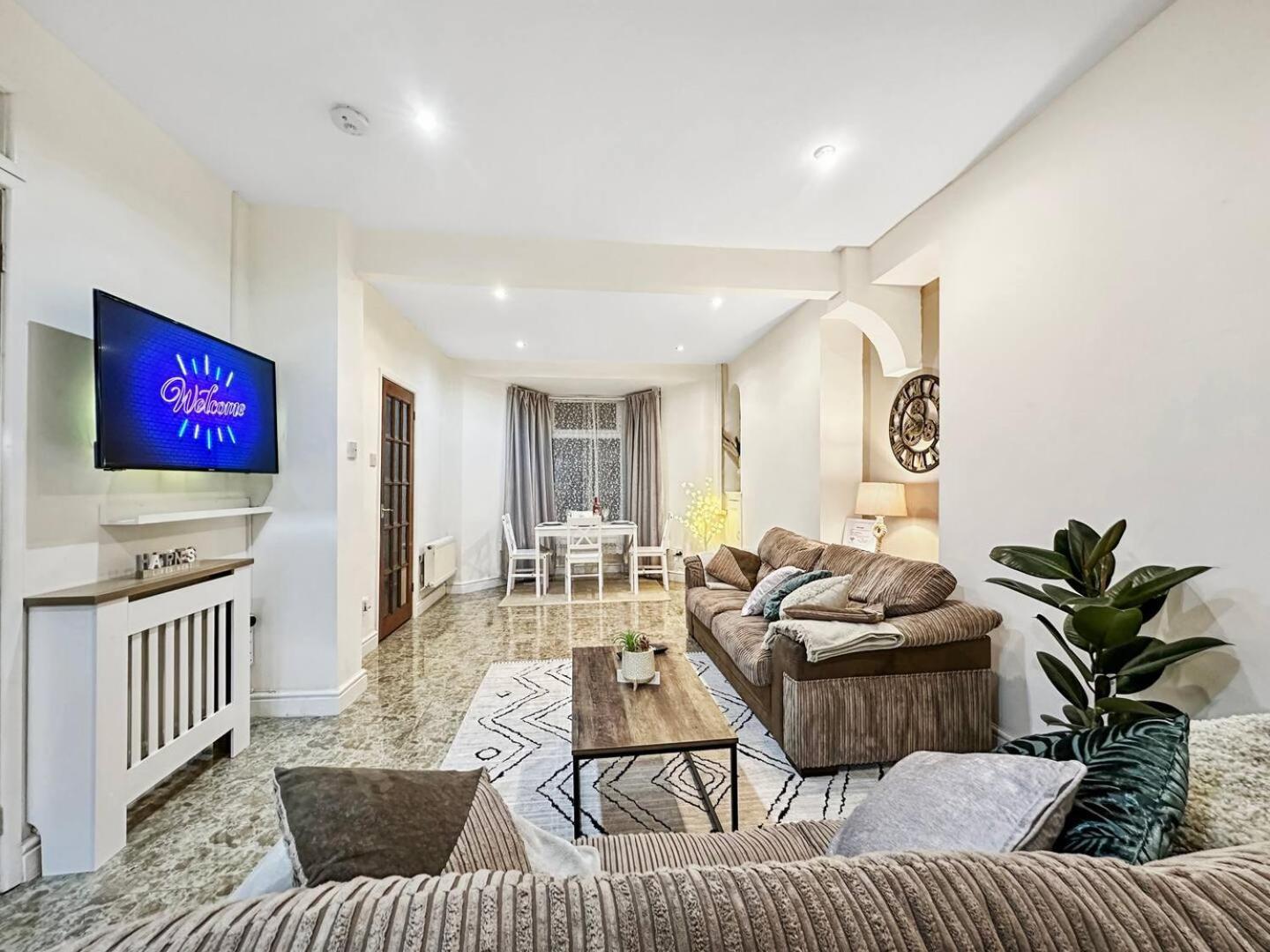 3 Bed Home In Tonypandy With Balcony View Room Llwynypia Exteriér fotografie