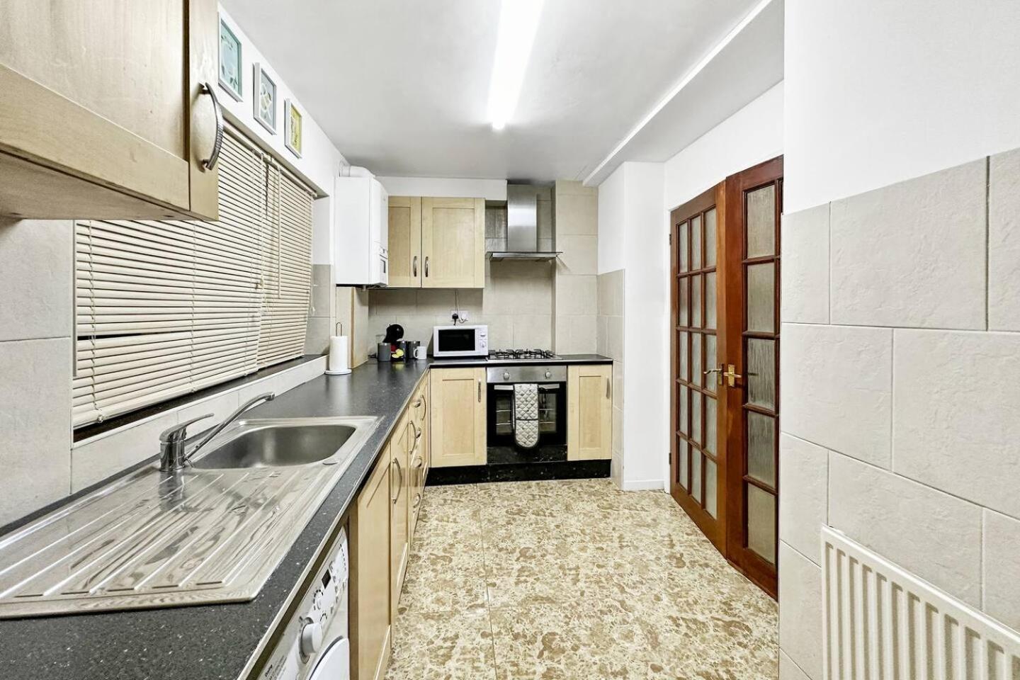 3 Bed Home In Tonypandy With Balcony View Room Llwynypia Exteriér fotografie