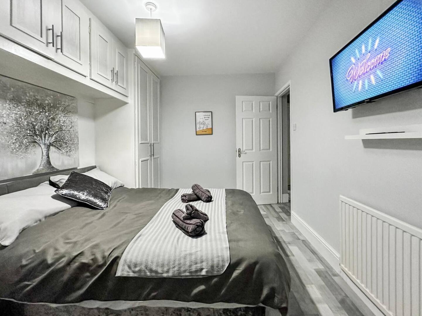 3 Bed Home In Tonypandy With Balcony View Room Llwynypia Exteriér fotografie