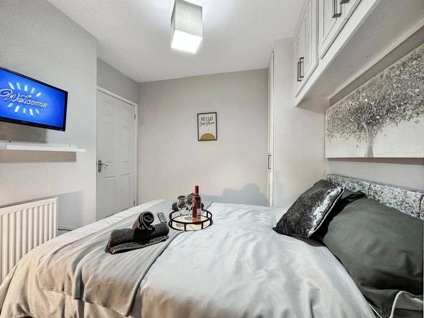 3 Bed Home In Tonypandy With Balcony View Room Llwynypia Exteriér fotografie