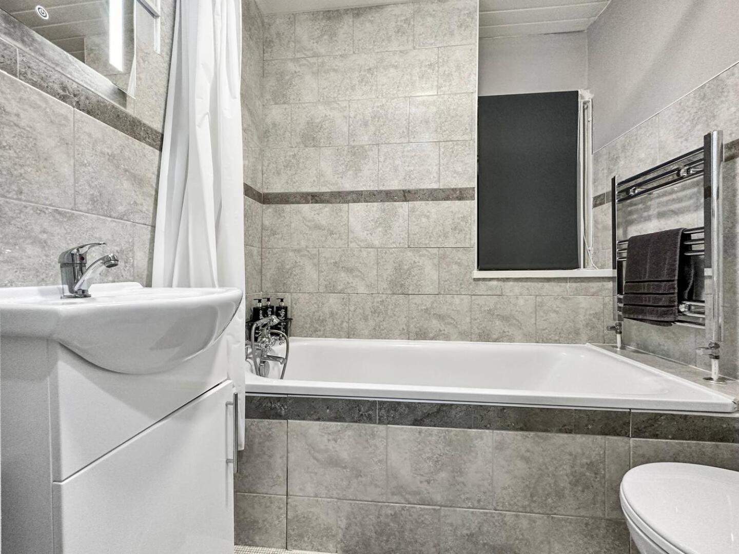 3 Bed Home In Tonypandy With Balcony View Room Llwynypia Exteriér fotografie