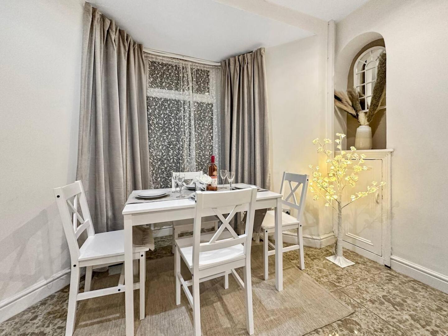 3 Bed Home In Tonypandy With Balcony View Room Llwynypia Exteriér fotografie