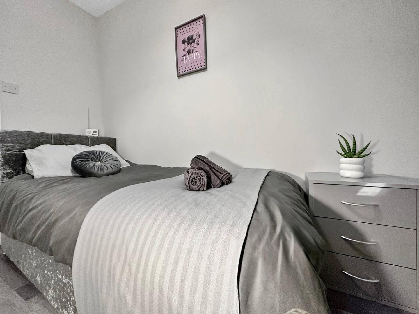 3 Bed Home In Tonypandy With Balcony View Room Llwynypia Exteriér fotografie