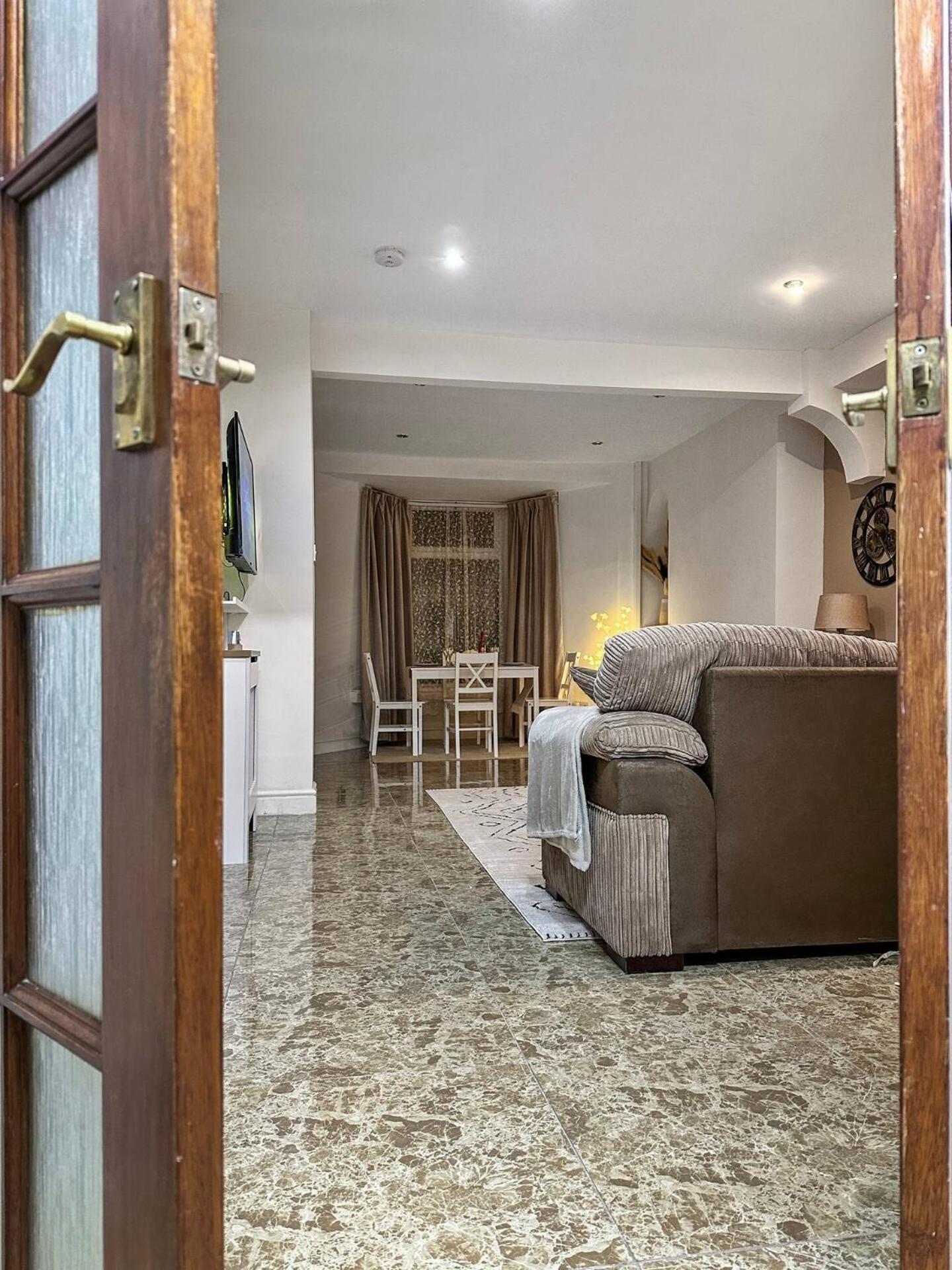 3 Bed Home In Tonypandy With Balcony View Room Llwynypia Exteriér fotografie