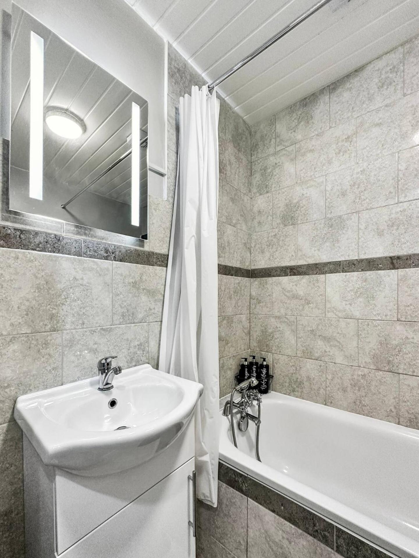 3 Bed Home In Tonypandy With Balcony View Room Llwynypia Exteriér fotografie