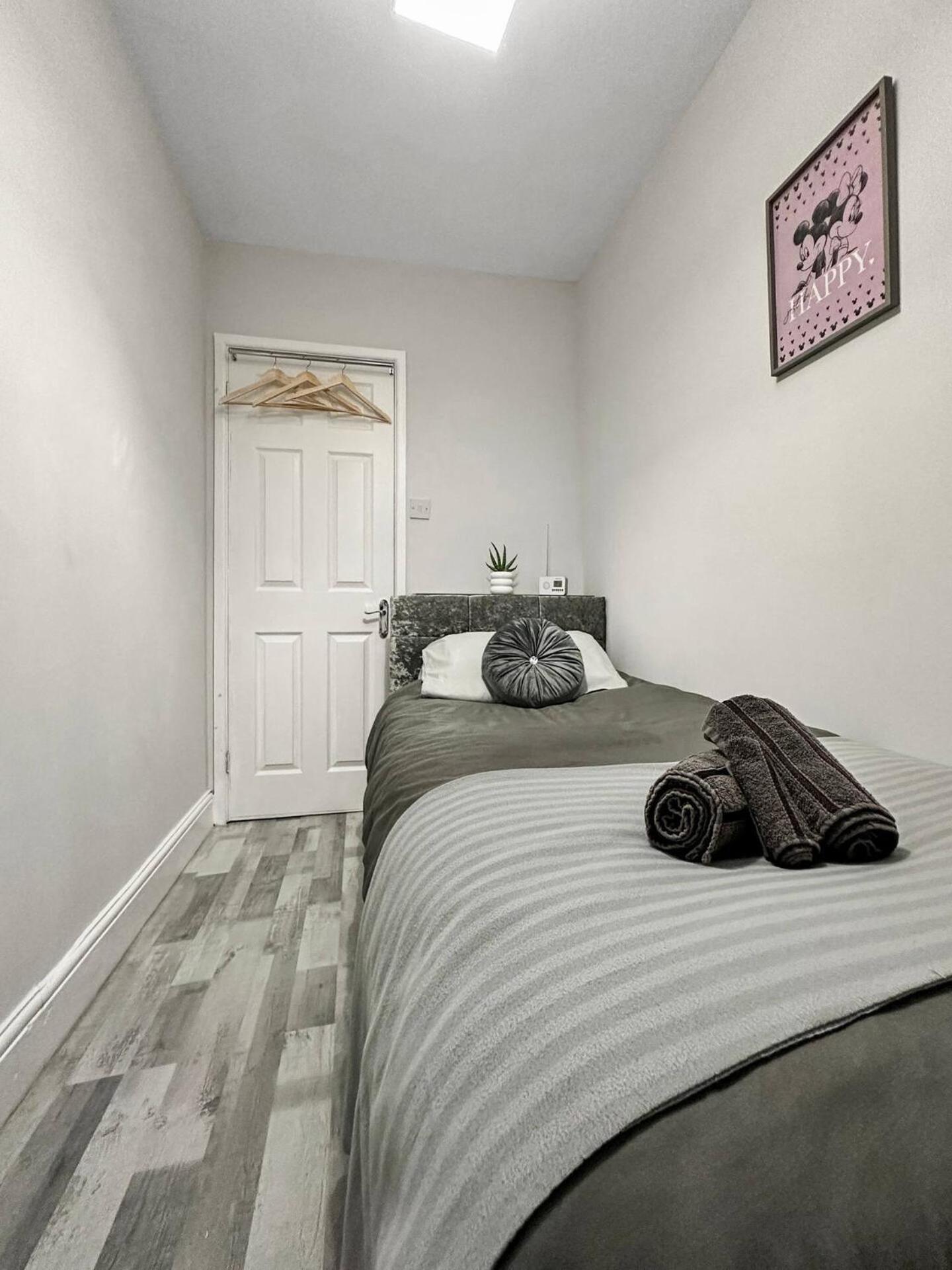 3 Bed Home In Tonypandy With Balcony View Room Llwynypia Exteriér fotografie